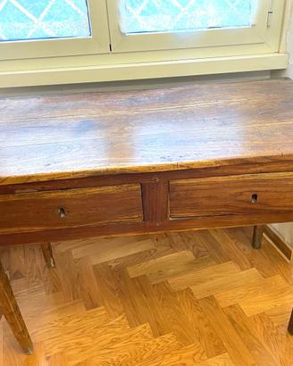 Scrivania antica stupenda e tanti mobili eleganti