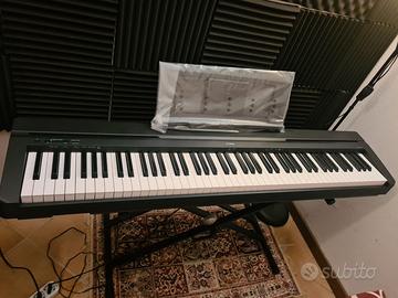 Piano digitale Yamaha P45 con supporto a X doppio