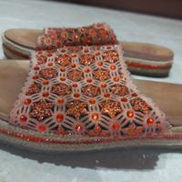 Pantofole originali e scintillanti con strass 