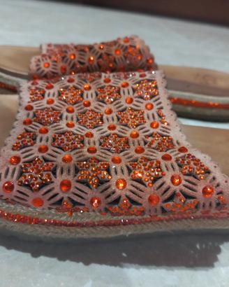 Pantofole originali e scintillanti con strass 