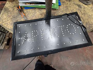Insegna luminosa LED con scritta "APERTO"