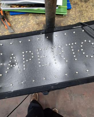 Insegna luminosa LED con scritta "APERTO"