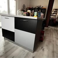 Cucina moderna con isola