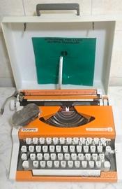 Macchina da Scrivere Olympia Traveller De Luxe