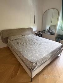 Letto matrimoniale in velluto tortora pari al nuov