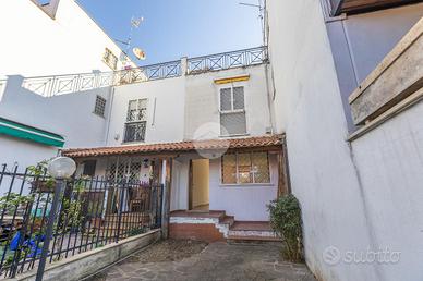 VILLA A SCHIERA A ROMA