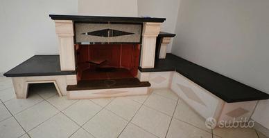 Camino in marmo e pietra bucciardata