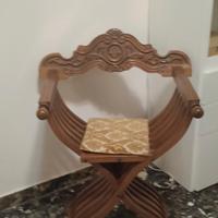 Sedia Savonarola in legno con schienale intagliato