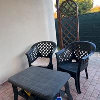 Tavolino con due sedie