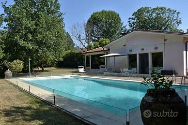 Villa di 397 m² con più di 5 locali e box auto a L