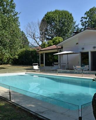 Villa di 397 m² con più di 5 locali e box auto a L