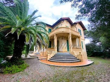 Villa di 400 m² con più di 5 locali a Livorno