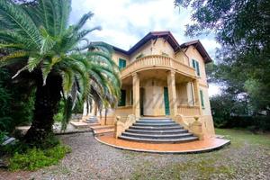 Villa di 400 m² con più di 5 locali a Livorno