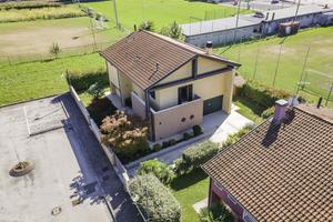 VILLA SINGOLA DI PRESTIGIO CON FINITURE DI LUSSO