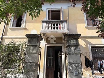 VILLA SINGOLA A UDINE