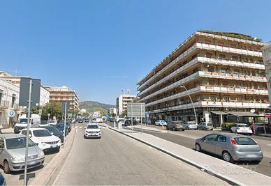 Pressi Viale Europa, grande capannone in centro