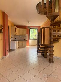 Cielo terra su 3 livelli .Box e cantina