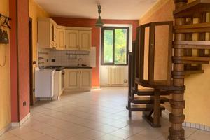 Cielo terra su 3 livelli .Box e cantina