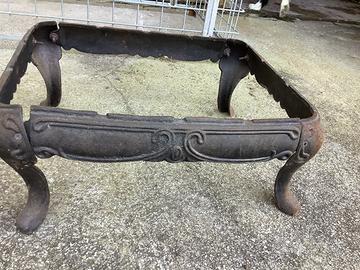 Base antica in ghisa.