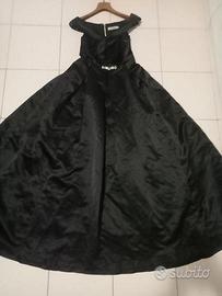 Abito da cerimonia nero.