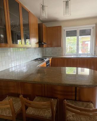 Cucina con bancone in ciliegio