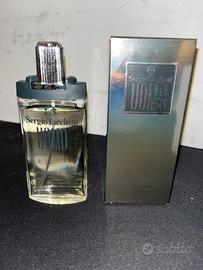 Profumi, collane, e guanti