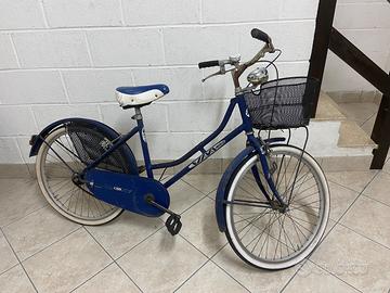 Bicicletta vintage da passeggio blu con cestino