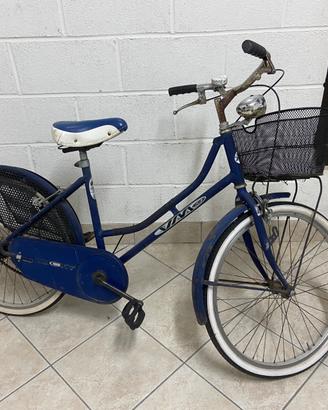 Bicicletta vintage da passeggio blu con cestino