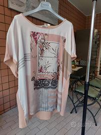blusa rosa con motivo floreale quadrato fondo bian
