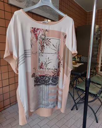 blusa rosa con motivo floreale quadrato fondo bian