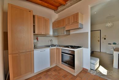 Cucina completa in legno con elettrodomestici