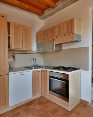 Cucina completa in legno con elettrodomestici