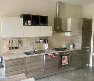 Cucina completa di elettrodomestici