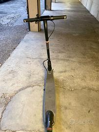 Monopattino elettrico ninebot e 2