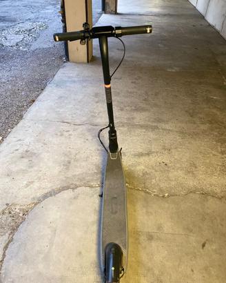 Monopattino elettrico ninebot e 2