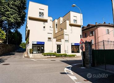 Appartamento di 100 m² con 4 locali e box auto a A