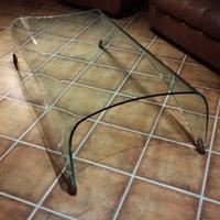 tavolino da salotto in cristallo sagomato.