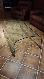 tavolino da salotto in cristallo sagomato.