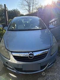 Opel corsa 1.2 benzina.