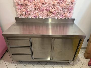 Tavolo armadiato in acciaio inox