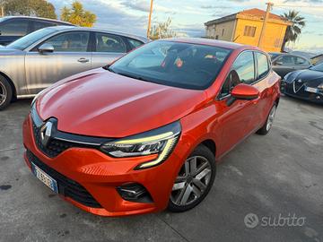 Renault Clio dCi 8V 90 CV EDC 5 porte Moschino Int