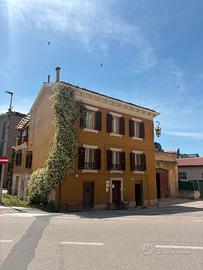Intera struttura a Jesi con 5 camere e 5 bagni