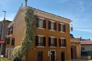 Intera struttura a Jesi con 5 camere e 5 bagni