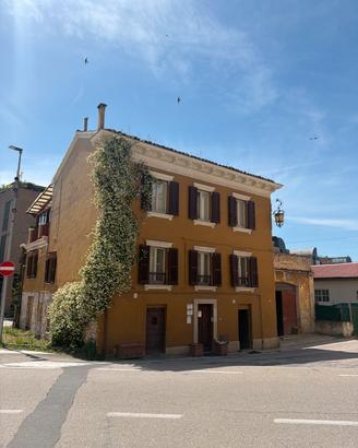 Intera struttura a Jesi con 5 camere e 5 bagni