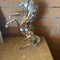 Cavallo rampane ricoperto argento
