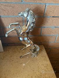 Cavallo rampane ricoperto argento