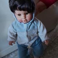 Bambola vintage con vestito neonata