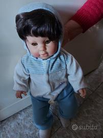 Bambola vintage con vestito neonata