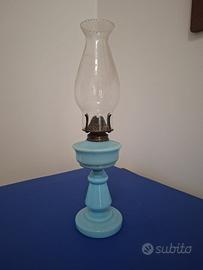 Antica lampada a petrolio in vetro opalino celeste