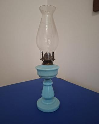 Antica lampada a petrolio in vetro opalino celeste